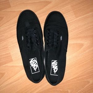 All black women’s Vans